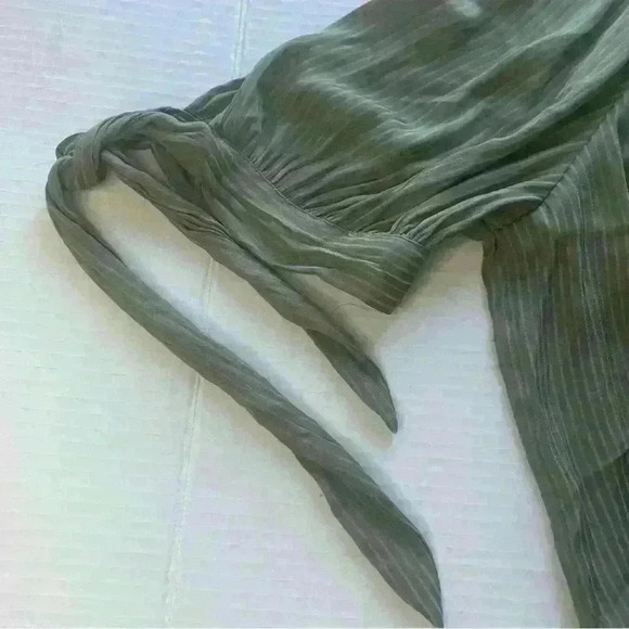 H&M olive striped blouse with tie sleeves Size 6 - Picture 4 of 5